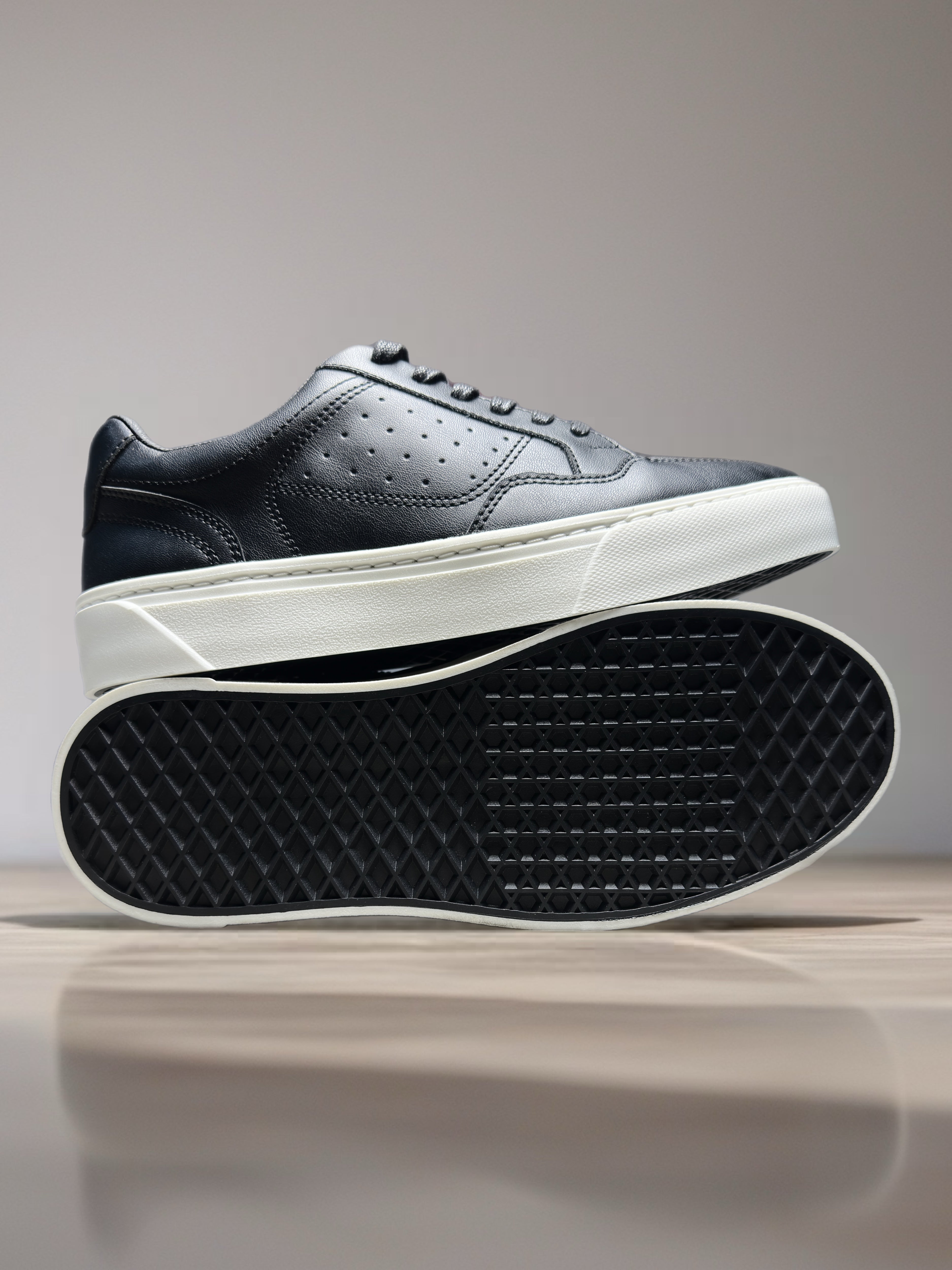 zapato para hombre tipo casual con plantilla extra confort y suela cosida, diseño elegante y cómodo. 